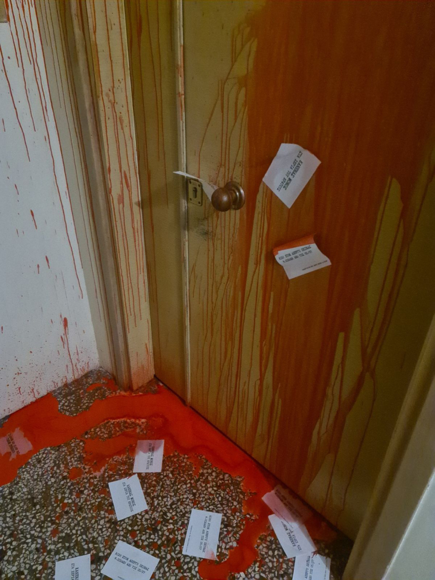 Επίθεση με μπογιές στο γραφείο της Έλενας Ράπτη - Η Δημοκρατία μας δεν τρομοκρατείται, λέει η ΝΔ