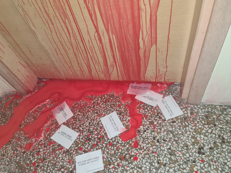 Επίθεση με μπογιές στο γραφείο της Έλενας Ράπτη - Η Δημοκρατία μας δεν τρομοκρατείται, λέει η ΝΔ