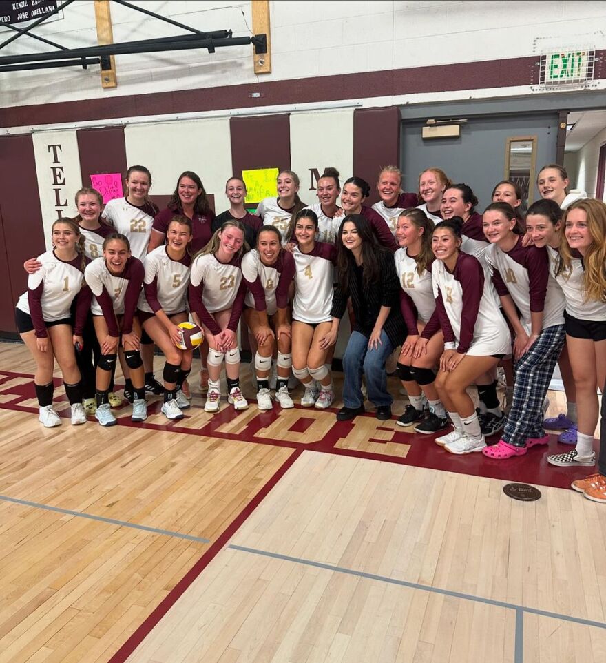 Σελένα Γκόμεζ: Έκανε έκπληξη σε ομάδα βόλεϊ λυκείου 