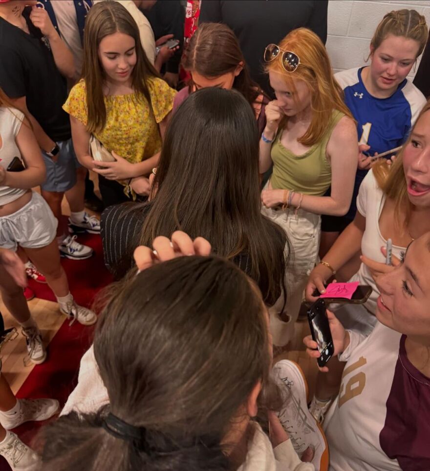 Σελένα Γκόμεζ: Έκανε έκπληξη σε ομάδα βόλεϊ λυκείου 