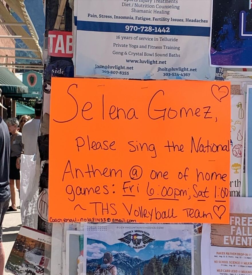 Σελένα Γκόμεζ: Έκανε έκπληξη σε ομάδα βόλεϊ λυκείου 