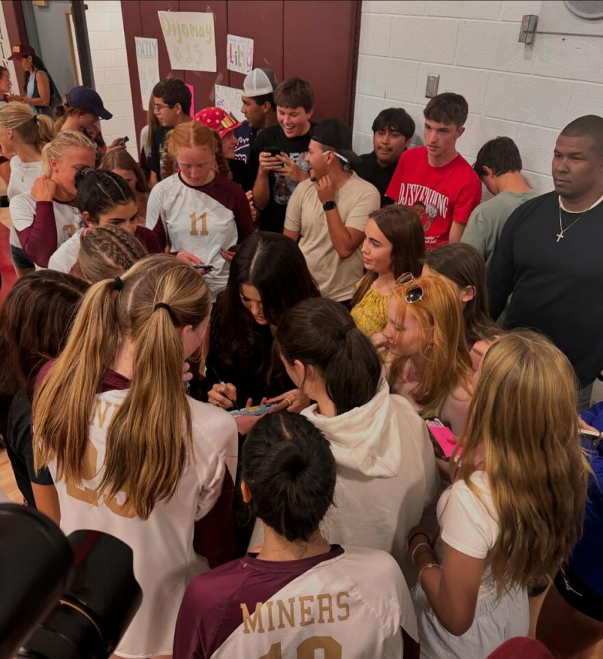 Σελένα Γκόμεζ: Έκανε έκπληξη σε ομάδα βόλεϊ λυκείου 