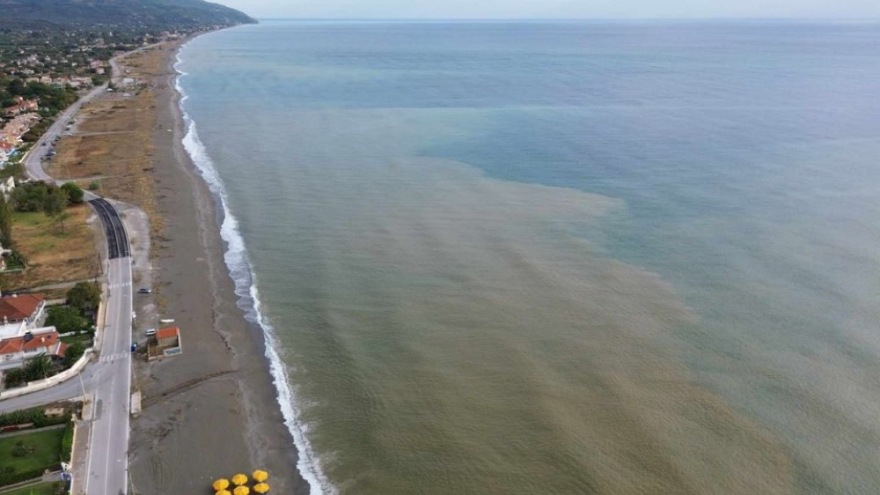 Αγιόκαμπος Λάρισας: Έγινε καφέ η θάλασσα – Ο κόσμος έτρεχε να πάρει τα αυτοκίνητα – Δείτε φωτογραφίες