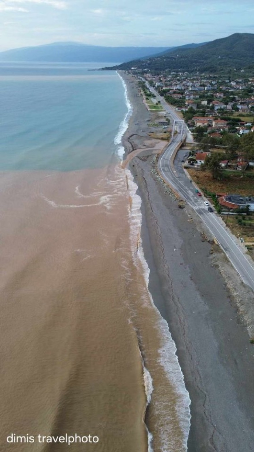 Αγιόκαμπος Λάρισας: Έγινε καφέ η θάλασσα – Ο κόσμος έτρεχε να πάρει τα αυτοκίνητα – Δείτε φωτογραφίες