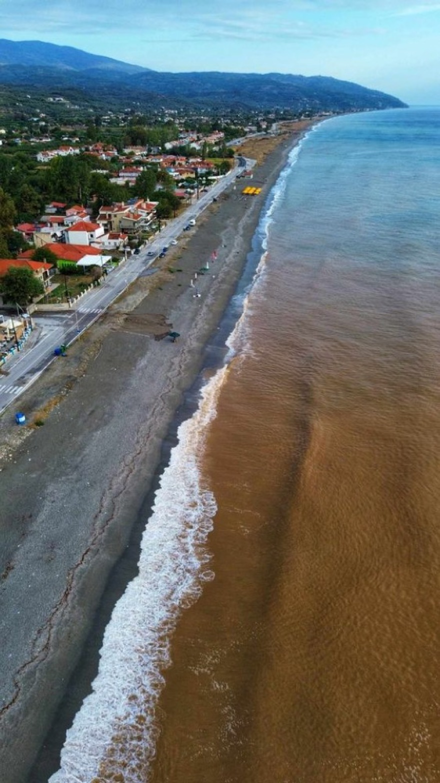 Αγιόκαμπος Λάρισας: Έγινε καφέ η θάλασσα – Ο κόσμος έτρεχε να πάρει τα αυτοκίνητα – Δείτε φωτογραφίες