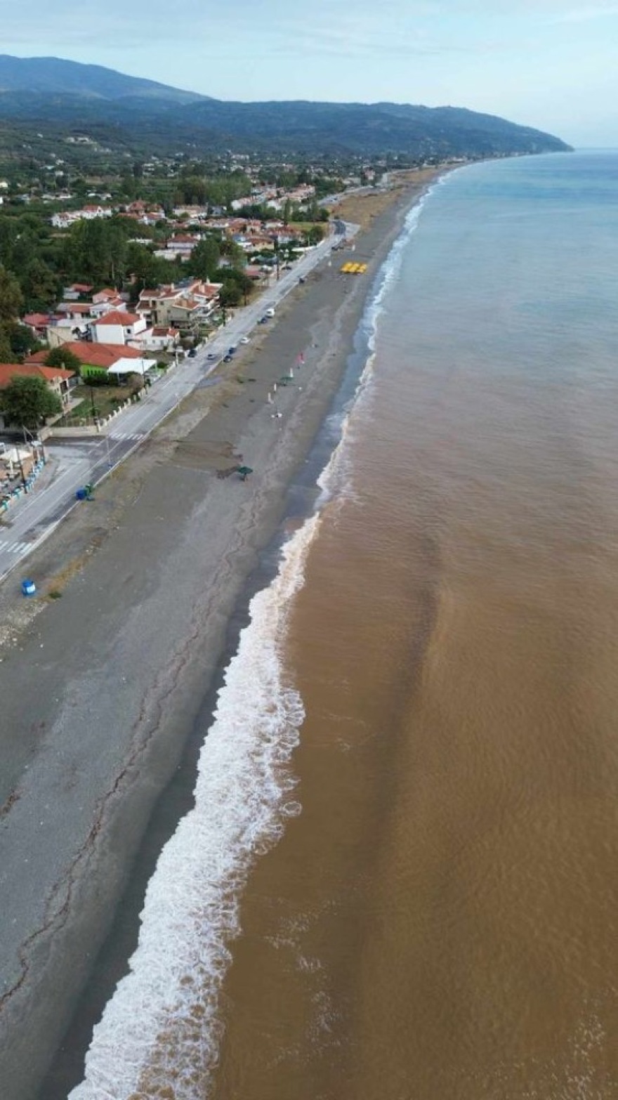 Αγιόκαμπος Λάρισας: Έγινε καφέ η θάλασσα – Ο κόσμος έτρεχε να πάρει τα αυτοκίνητα – Δείτε φωτογραφίες