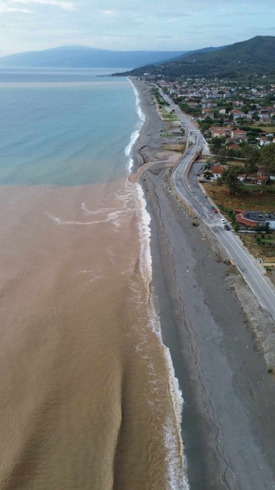 Αγιόκαμπος Λάρισας: Έγινε καφέ η θάλασσα – Ο κόσμος έτρεχε να πάρει τα αυτοκίνητα – Δείτε φωτογραφίες