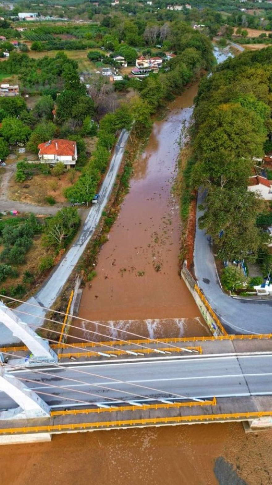 Αγιόκαμπος Λάρισας: Έγινε καφέ η θάλασσα – Ο κόσμος έτρεχε να πάρει τα αυτοκίνητα – Δείτε φωτογραφίες