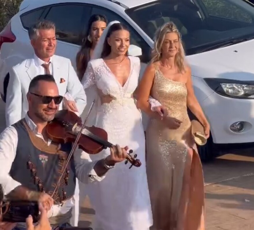 Ο Ανδρέας Γεωργίου παντρεύτηκε τη Σιμώνη Χριστοδούλου - Δείτε βίντεο και φωτογραφίες