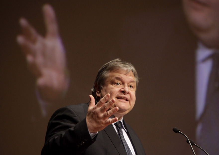 ΠΑΣΟΚ, το κόμμα - φαινόμενο που άλλαξε την Ελλάδα έγινε 50 χρόνων: H άνοδος, η πτώση και το άδηλο αύριο