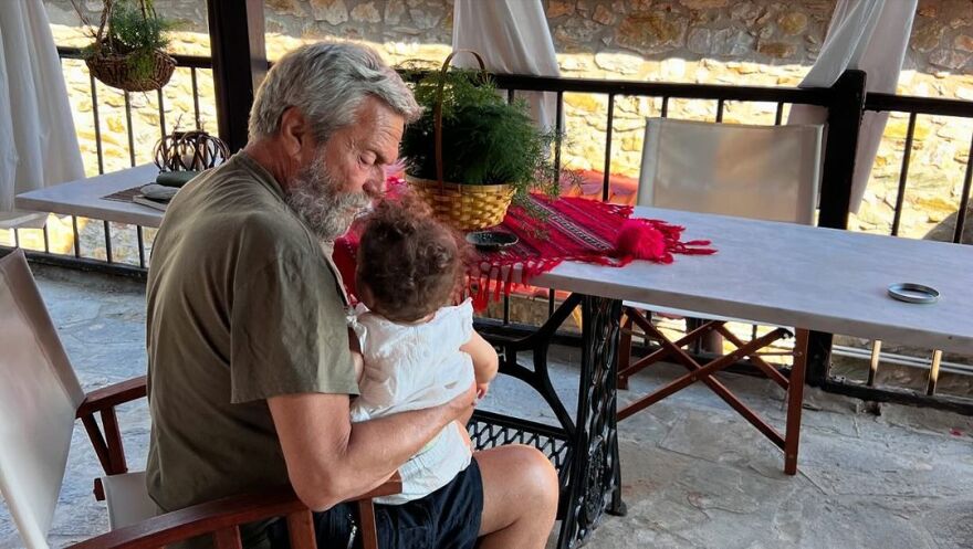 Γιώργος Παπαγεωργίου: Tο φετινό μας καλοκαίρι, έγραψε για τις διακοπές του με τη Δανάη Μιχαλάκη και την κόρη τους