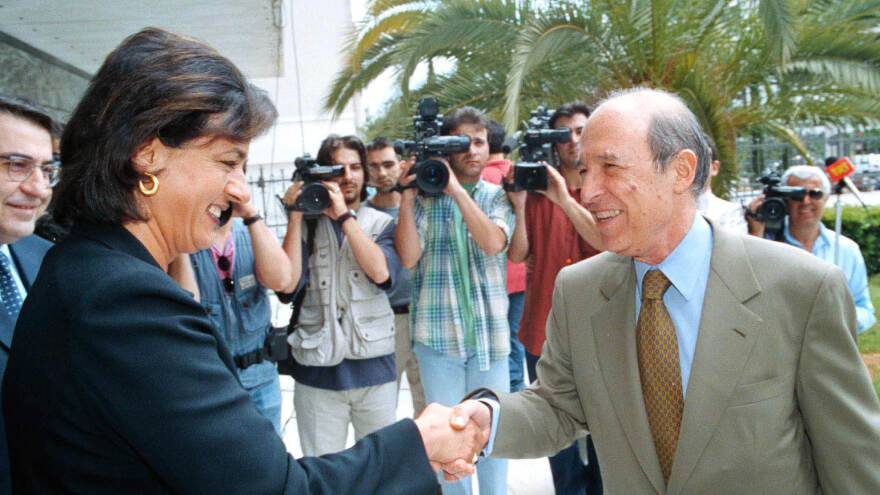 ΠΑΣΟΚ, το κόμμα - φαινόμενο που άλλαξε την Ελλάδα έγινε 50 χρόνων: H άνοδος, η πτώση και το άδηλο αύριο