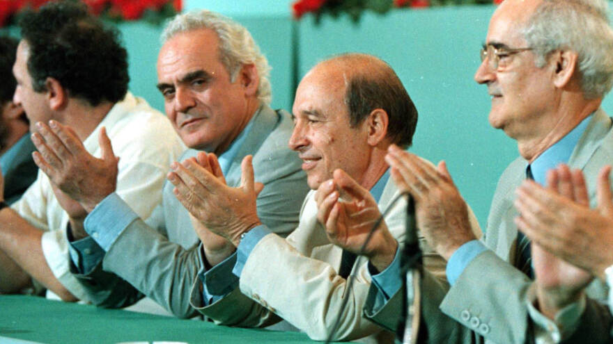 ΠΑΣΟΚ, το κόμμα - φαινόμενο που άλλαξε την Ελλάδα έγινε 50 χρόνων: H άνοδος, η πτώση και το άδηλο αύριο