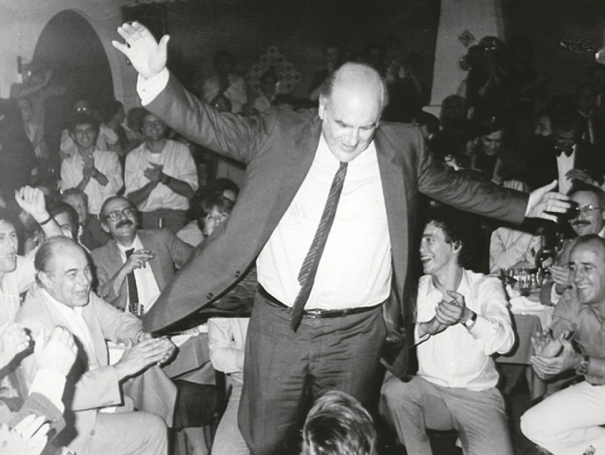 ΠΑΣΟΚ, το κόμμα - φαινόμενο που άλλαξε την Ελλάδα έγινε 50 χρόνων: H άνοδος, η πτώση και το άδηλο αύριο