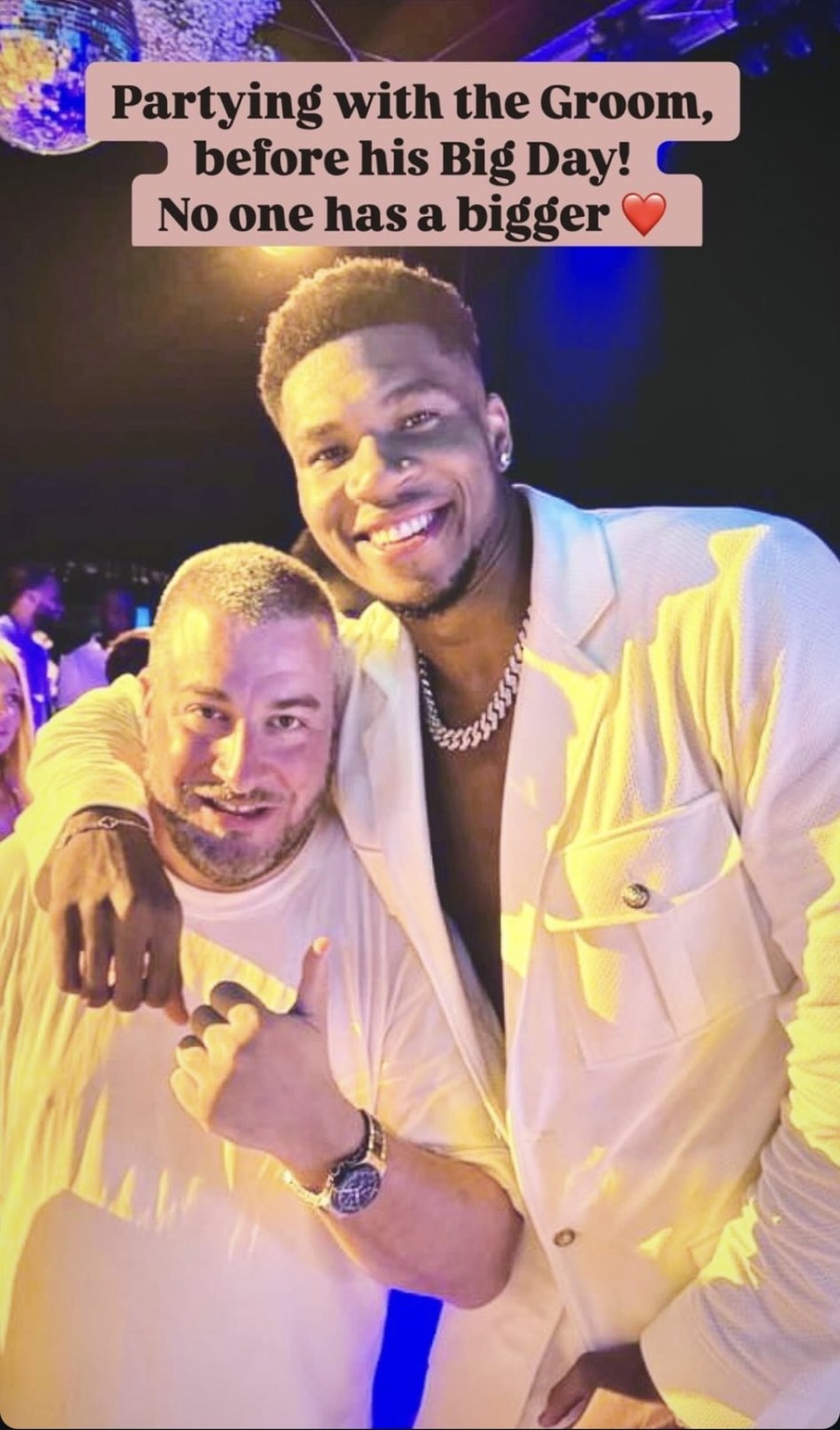 Γιάννης Αντετοκούνμπο: Ποζάρει με την Μαράια, την μητέρα του και τον Σπανούλη στο γλέντι γάμου