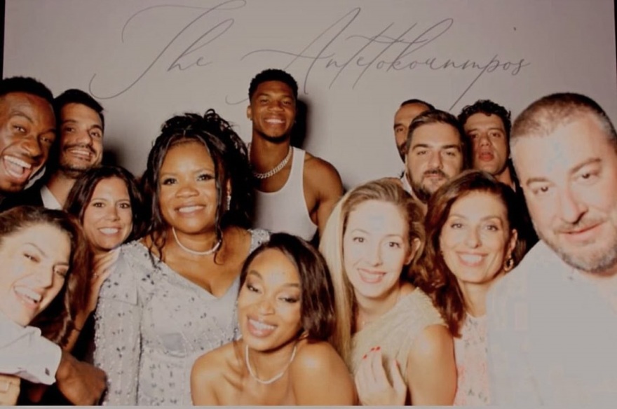 Γιάννης Αντετοκούνμπο: Ποζάρει με την Μαράια, την μητέρα του και τον Σπανούλη στο γλέντι γάμου