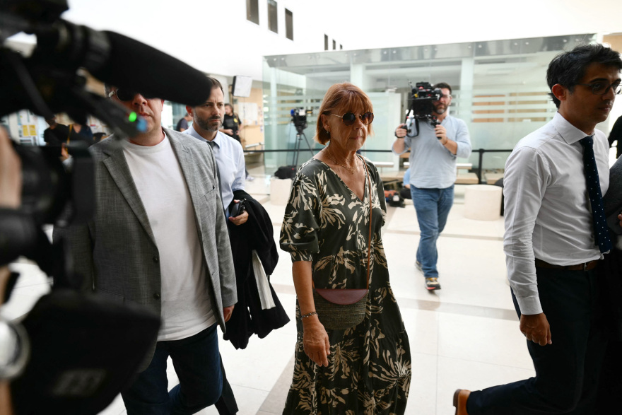 Γαλλία: Νάρκωνε τη σύζυγό του επί μία 10ετία και την βίαζε μαζί με δεκάδες άνδρες