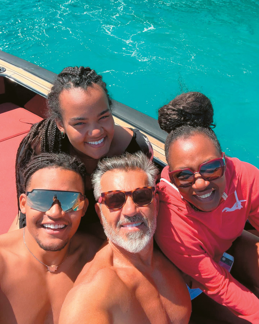 Εμμανουήλ Καραλής: «Καθόμασταν στο παγκάκι και κλαίγαμε» - Η ιστορία του