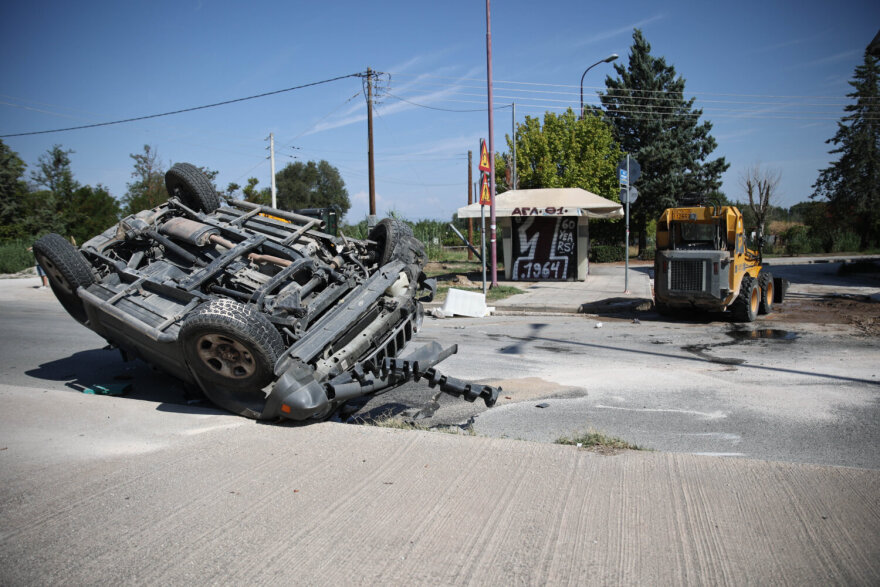 Λάρισα: Αυτοκίνητο αναποδογύρισε στο δρόμο - Ελαφρά τραυματισμένος ο οδηγός - Φωτογραφίες