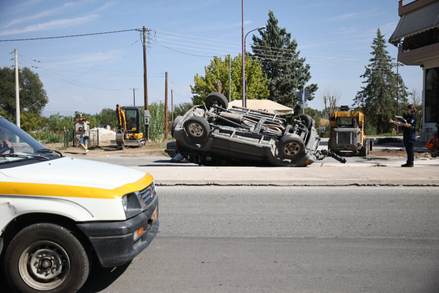 Λάρισα: Αυτοκίνητο αναποδογύρισε στο δρόμο - Ελαφρά τραυματισμένος ο οδηγός - Φωτογραφίες