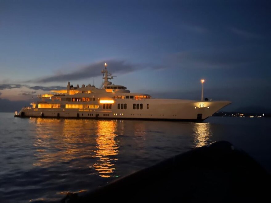 Ρομάν Αμπράμοβιτς: Υπερπολυτελές σκάφος που ανήκε στον Ρώσο μεγιστάνα αγκυροβόλησε στις Σπέτσες - Δείτε φωτογραφίες