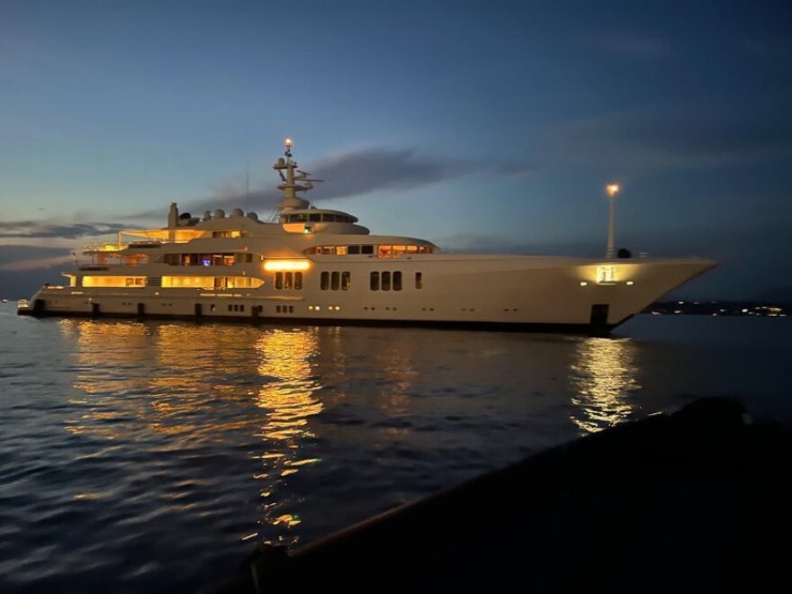 Ρομάν Αμπράμοβιτς: Υπερπολυτελές σκάφος που ανήκε στον Ρώσο μεγιστάνα αγκυροβόλησε στις Σπέτσες - Δείτε φωτογραφίες