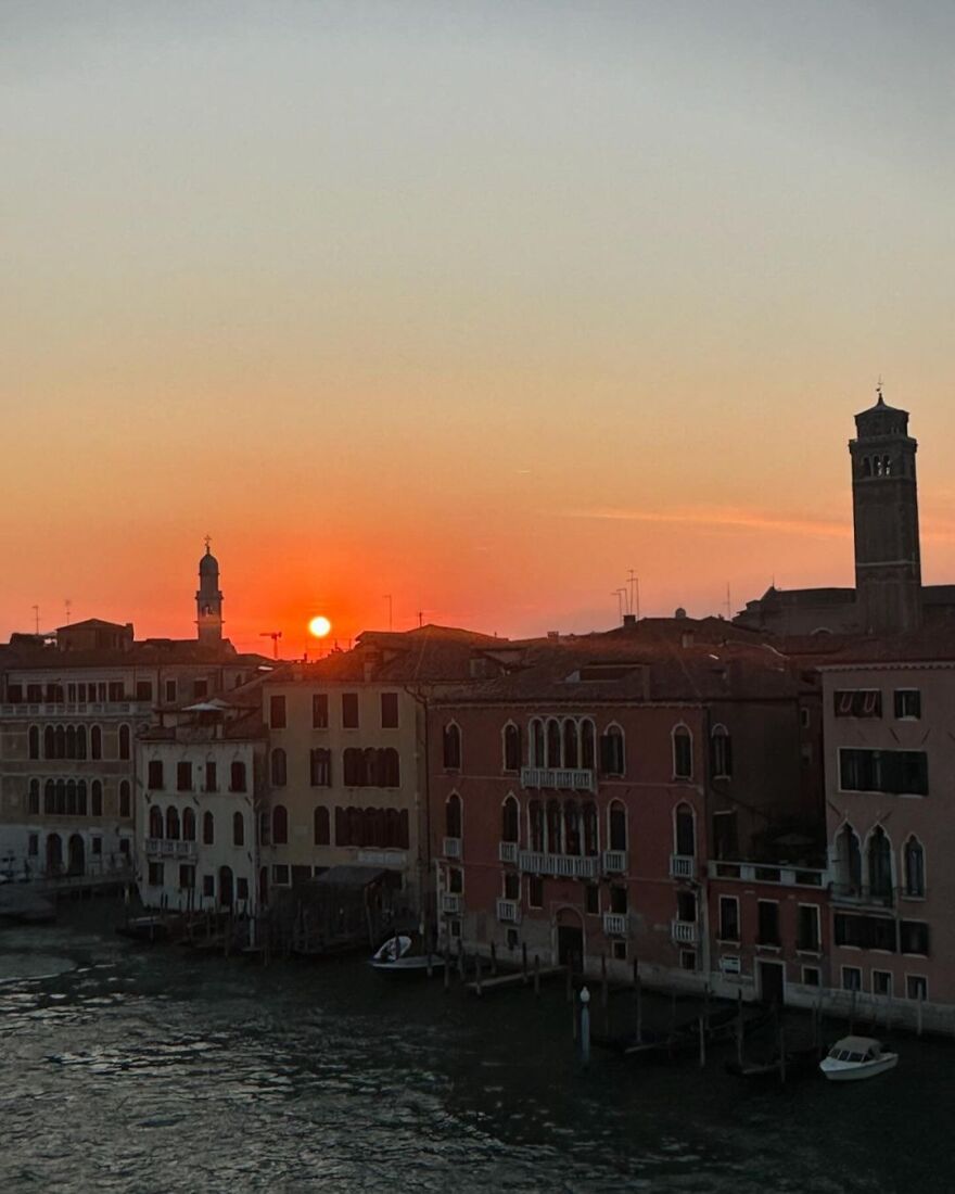 Λίλι Τζέιμς: Πόζαρε με μπλε πουά φόρεμα στο ταξίδι της στην Ιταλία