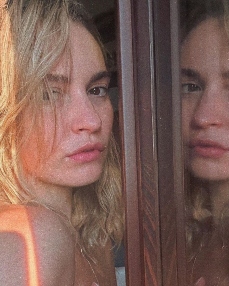 Λίλι Τζέιμς: Πόζαρε με μπλε πουά φόρεμα στο ταξίδι της στην Ιταλία