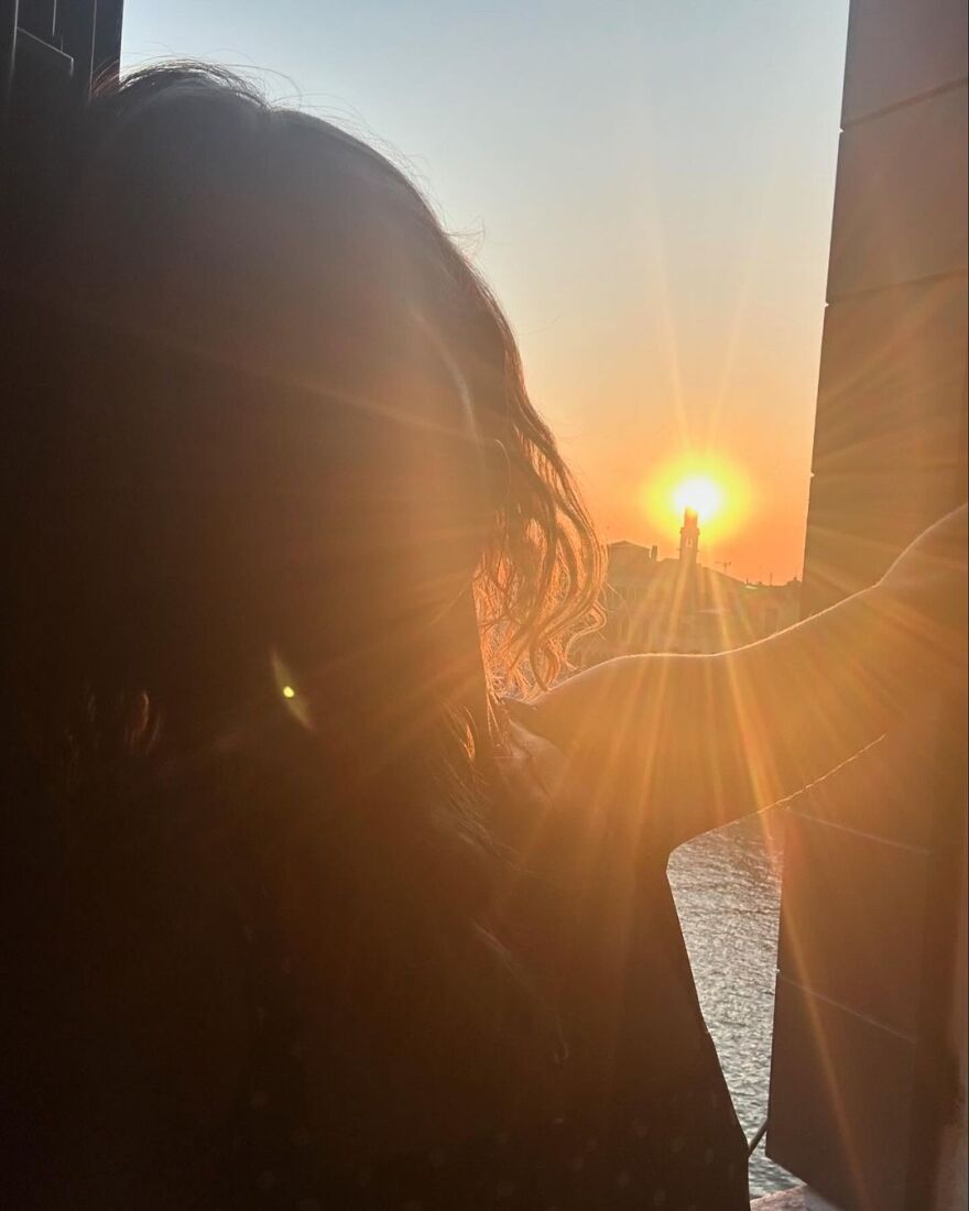 Λίλι Τζέιμς: Πόζαρε με μπλε πουά φόρεμα στο ταξίδι της στην Ιταλία