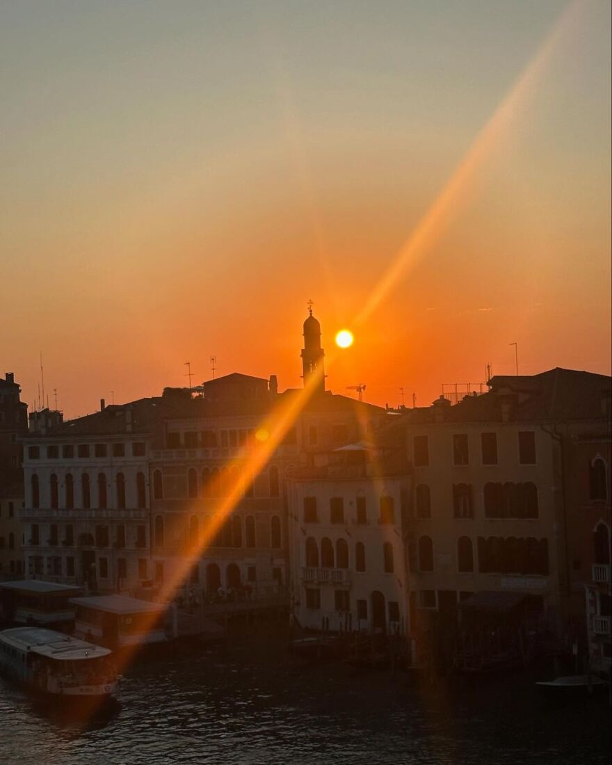 Λίλι Τζέιμς: Πόζαρε με μπλε πουά φόρεμα στο ταξίδι της στην Ιταλία