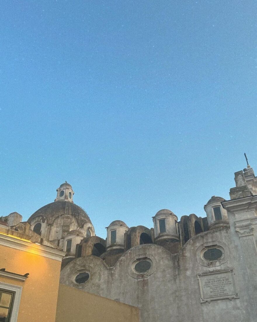 Λίλι Τζέιμς: Πόζαρε με μπλε πουά φόρεμα στο ταξίδι της στην Ιταλία