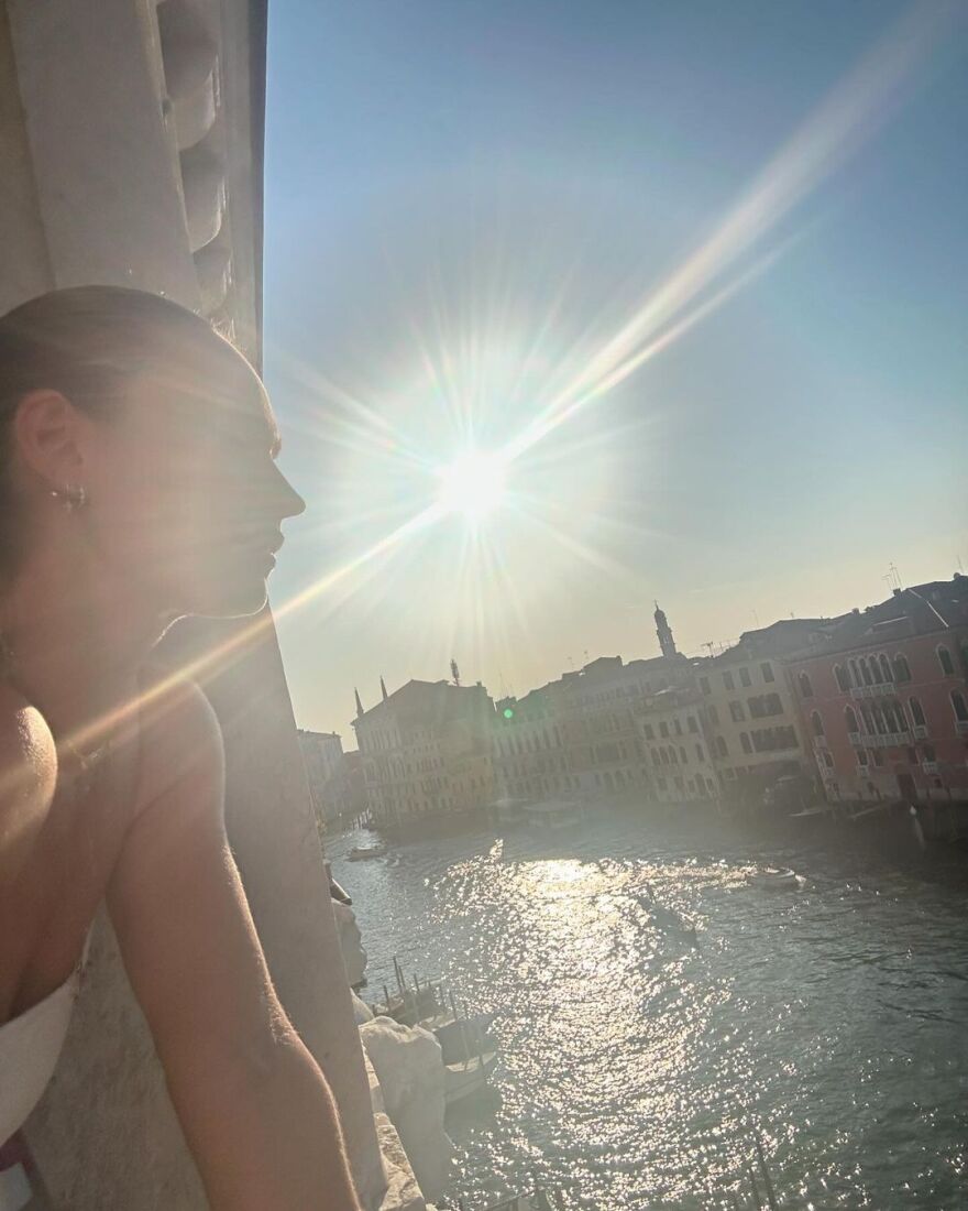 Λίλι Τζέιμς: Πόζαρε με μπλε πουά φόρεμα στο ταξίδι της στην Ιταλία