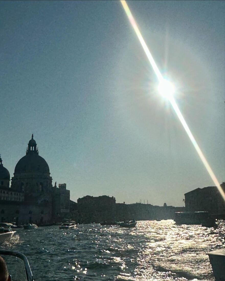 Λίλι Τζέιμς: Πόζαρε με μπλε πουά φόρεμα στο ταξίδι της στην Ιταλία