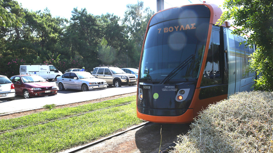 Πεζός παρασύρθηκε από συρμό του τραμ στη Γλυφάδα