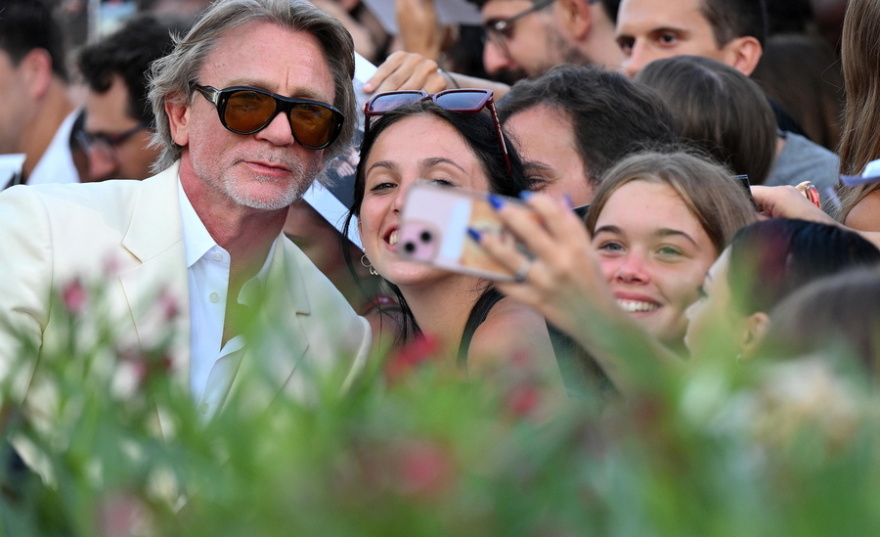 Ντάνιελ Κρεγκ - Ρέιτσελ Βάις: Μονοπώλησαν το ενδιαφέρον στο κόκκινο χαλί του Φεστιβάλ της Βενετίας