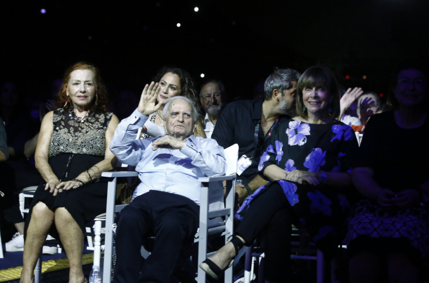 Λευτέρης Παπαδόπουλος: Κατάμεστο το Καλλιμάρμαρο στη συναυλία προς τιμή του - Η έκπληξη από τη Χαρούλα Αλεξίου