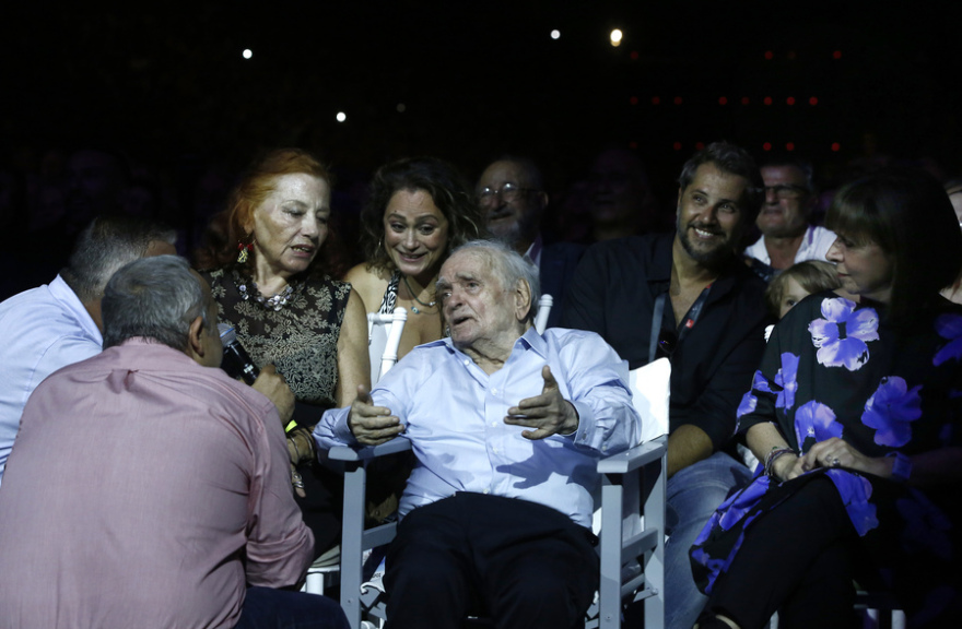 Λευτέρης Παπαδόπουλος: Κατάμεστο το Καλλιμάρμαρο στη συναυλία προς τιμή του - Η έκπληξη από τη Χαρούλα Αλεξίου