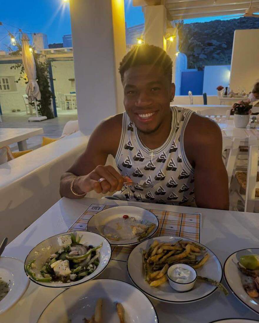 Γιάννης Αντετοκούνμπο: Η πρώτη ανάρτηση μετά τον γάμο, έφαγε με τη Μαράια σε ελληνική ταβέρνα - Δείτε φωτογραφίες 