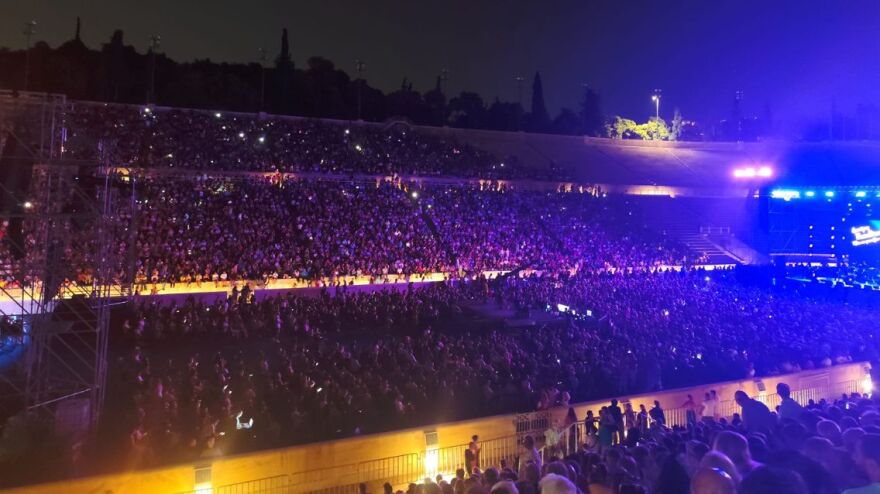 Λευτέρης Παπαδόπουλος: Κατάμεστο το Καλλιμάρμαρο στη συναυλία προς τιμή του - Η έκπληξη από τη Χαρούλα Αλεξίου