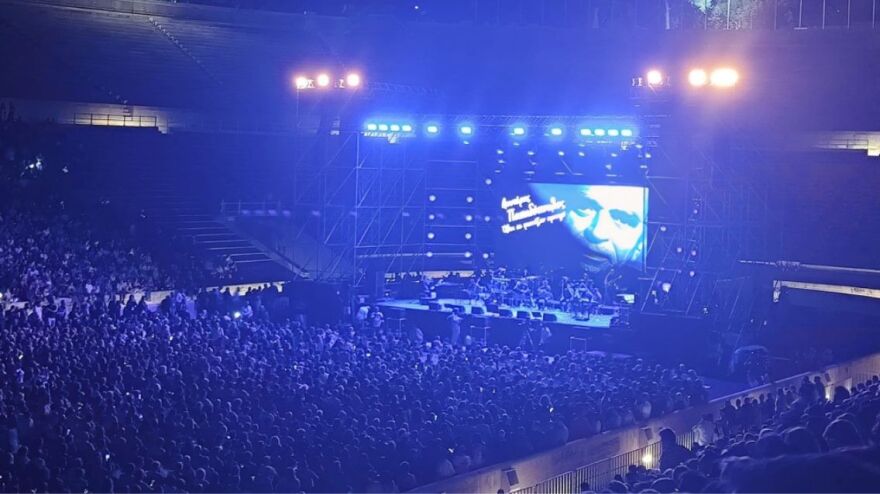 Λευτέρης Παπαδόπουλος: Κατάμεστο το Καλλιμάρμαρο στη συναυλία προς τιμή του - Η έκπληξη από τη Χαρούλα Αλεξίου