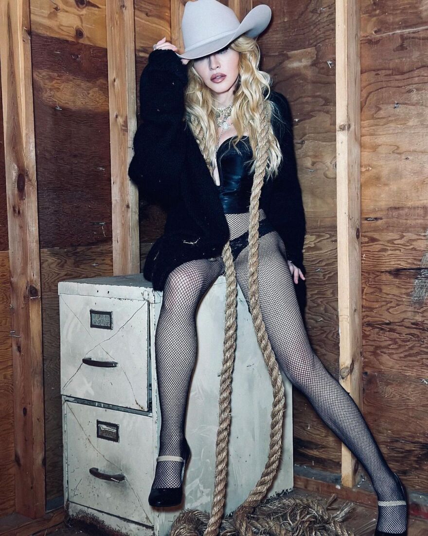 Μαντόνα: Αποχαιρετά το καλοκαίρι με σέξι φωτογραφίες δίπλα στο άλογό της