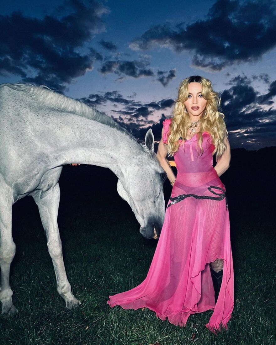 Μαντόνα: Αποχαιρετά το καλοκαίρι με σέξι φωτογραφίες δίπλα στο άλογό της