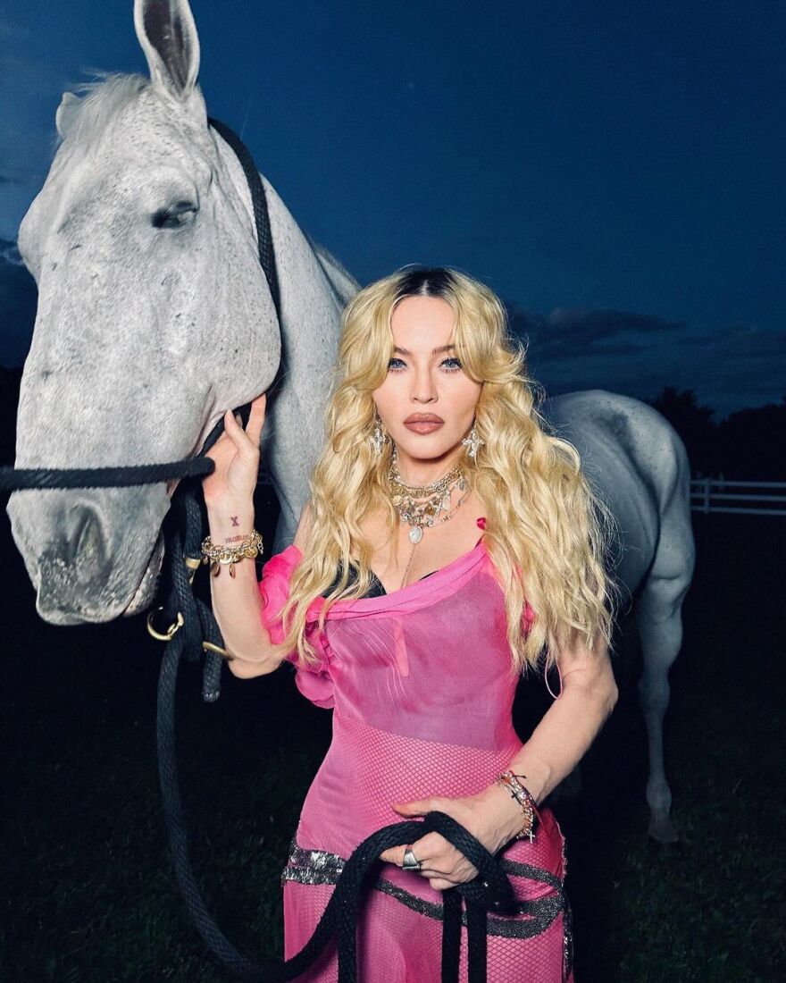 Μαντόνα: Αποχαιρετά το καλοκαίρι με σέξι φωτογραφίες δίπλα στο άλογό της
