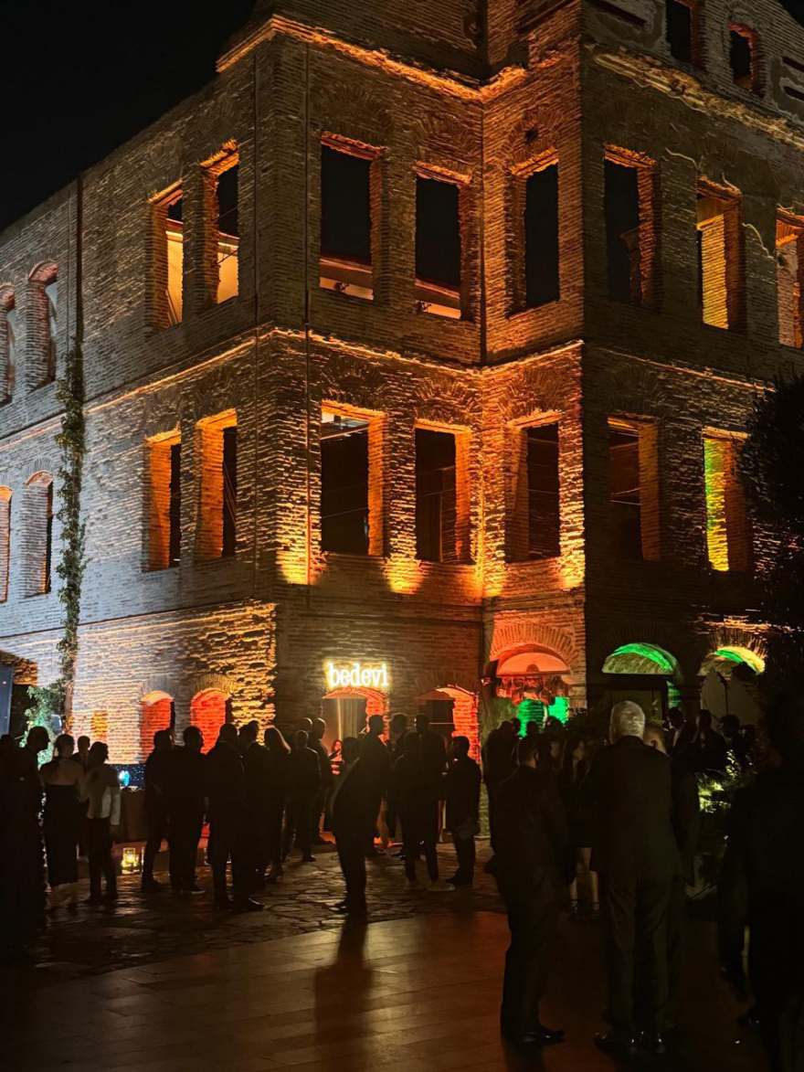 Ατζούν Ιλιτζαλί: Ο Γιώργος Λιανός πήγε με τη σύντροφό του στον γάμο του