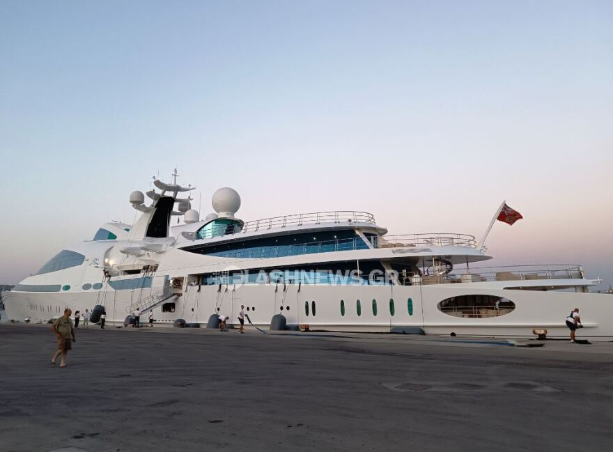 Χανιά: Στο λιμάνι της Σούδας τεράστια θαλαμηγός μέλους της βασιλικής οικογένειας των Ηνωμένων Αραβικών Εμιράτων