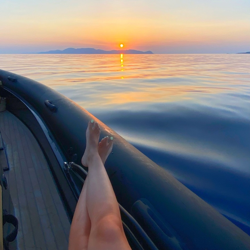 Ιωάννα Παλιοσπύρου: Απόλαυσε τη βόλτα της με σκάφος στην Ίο