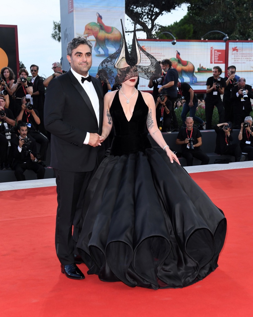 Lady Gaga: Έκλεψε την παράσταση στο κόκκινο χαλί του Φεστιβάλ της Βενετίας - Δείτε φωτογραφίες