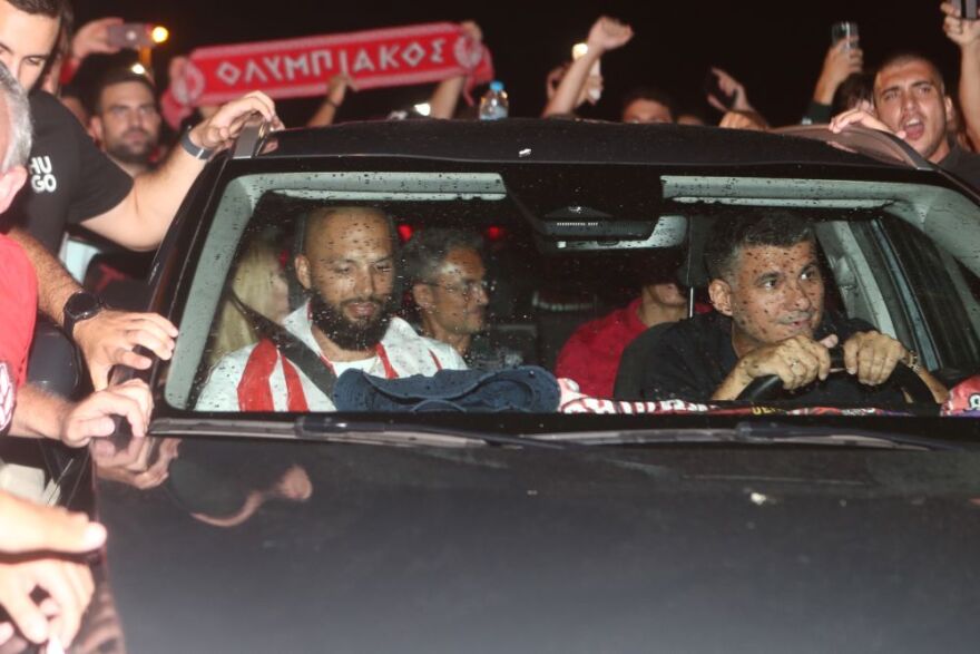 Ολυμπιακός: Πάτησε Ελλάδα ο Εβάν Φουρνιέ και αποθεώθηκε από τους ερυθρόλευκους οπαδούς - Δείτε βίντεο