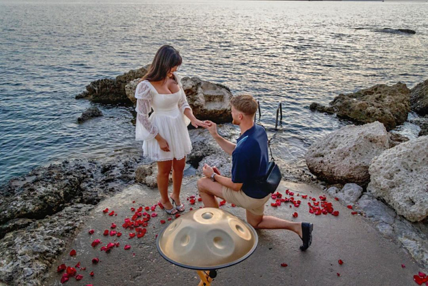 Τόμας Γουόκαπ: Η Εστρέλα Νούρι ανέβασε φωτογραφίες από την πρόταση γάμου που της έκανε στη Μήλο 