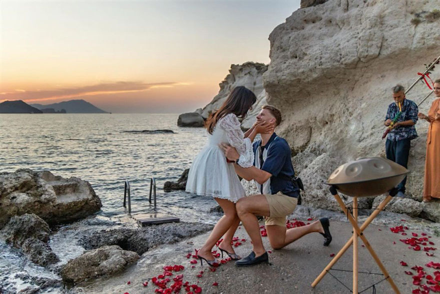 Τόμας Γουόκαπ: Η Εστρέλα Νούρι ανέβασε φωτογραφίες από την πρόταση γάμου που της έκανε στη Μήλο 